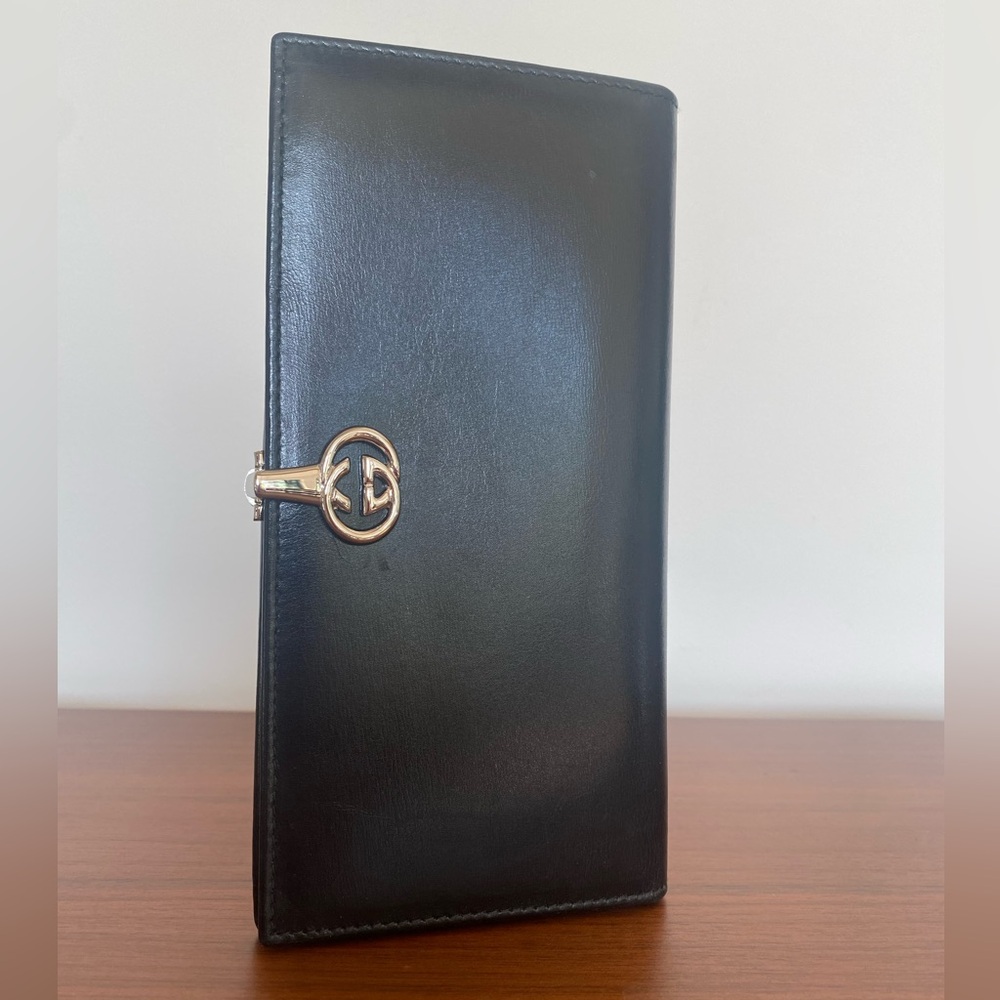 Gucci Sleek Black Leather Wallet with Silver Hinged GG Closure
